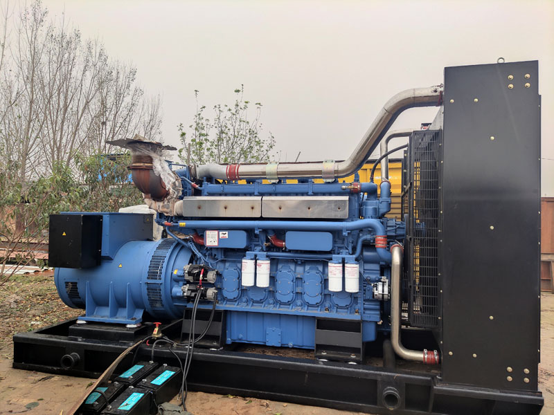 江津柴油发电机组更换机油时，应遵循哪些步骤？